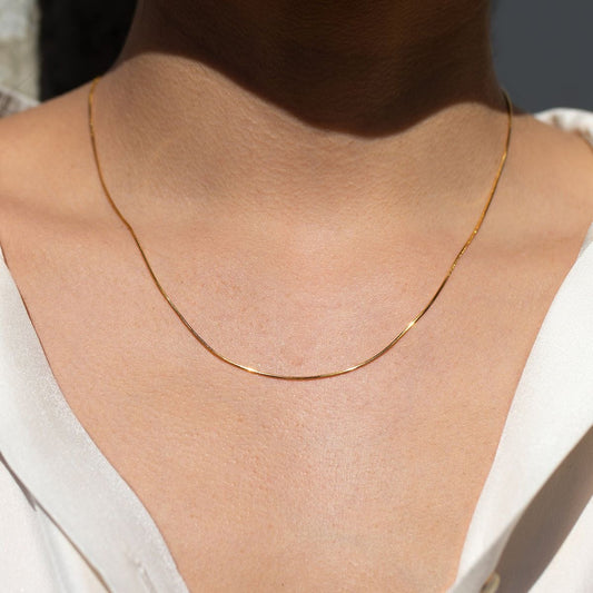 The Bare Bold – Sleek Gold Chain Necklace